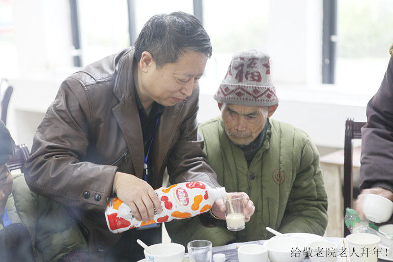 給敬老院老人拜年 給敬老院老人拜年