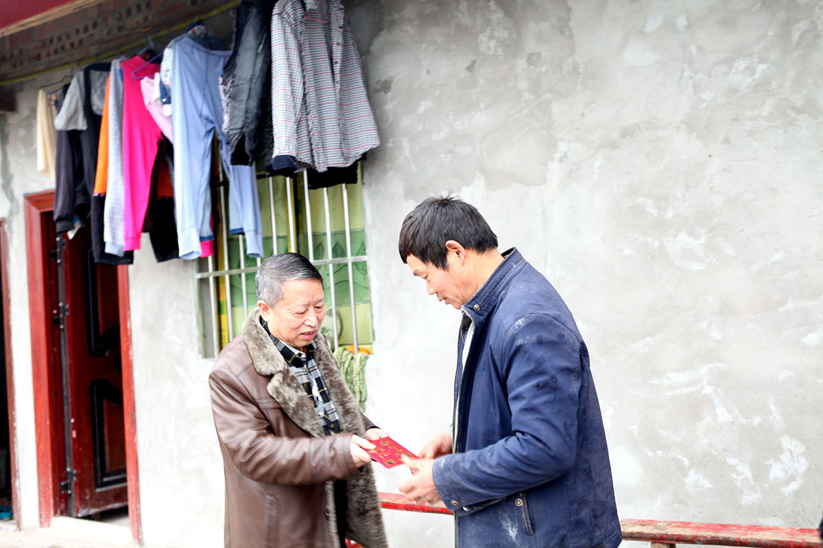 2019年1月30日,集團工會主席萬志勇一行來到賈嗣鎮民福村,開展扶貧慰問活動。 2019年1月30日,集團工會主席萬志勇一行來到賈嗣鎮民福村,開展扶貧慰問活動。