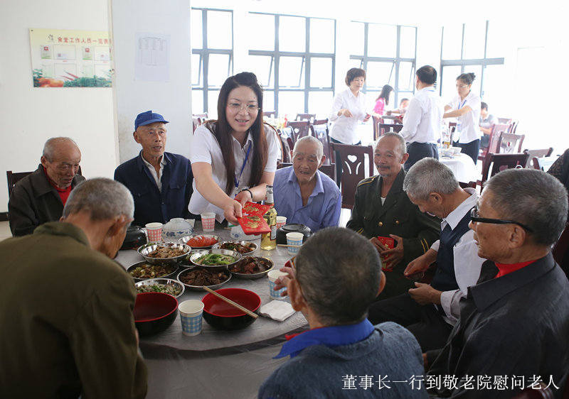 到敬老院慰問老人 到敬老院慰問老人