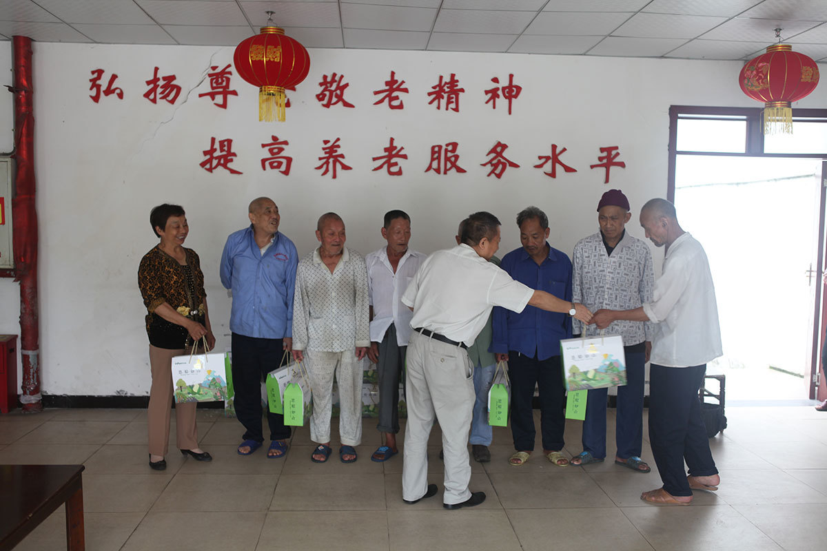 2018年端午佳節,集團工會主席萬志勇一行前往雙福敬老院慰問孤寡老人 2018年端午佳節,集團工會主席萬志勇一行前往雙福敬老院慰問孤寡老人